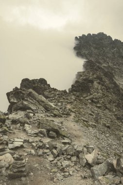 Slovakya'daki Tatra Dağları Rocky keskin dağ başında bulutlar ve sis