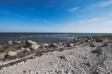 güneşli bir gün sahilde kayalık deniz