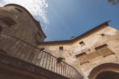 Harabeleri eski kale tuğla ve taş, uçurumun üzerinde Slovakya'da mimari detaylar terk 