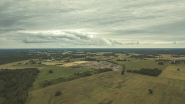 Kırsal alanın alanları ve ormanlar dramatik fırtına bulutları oluşturan altında havadan görünümü