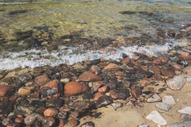 güneşli bir gün sahilde kayalık deniz
