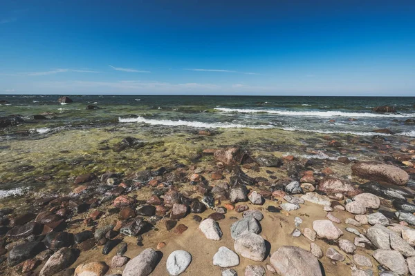 晴れた日の岩海ビーチ — ストック写真