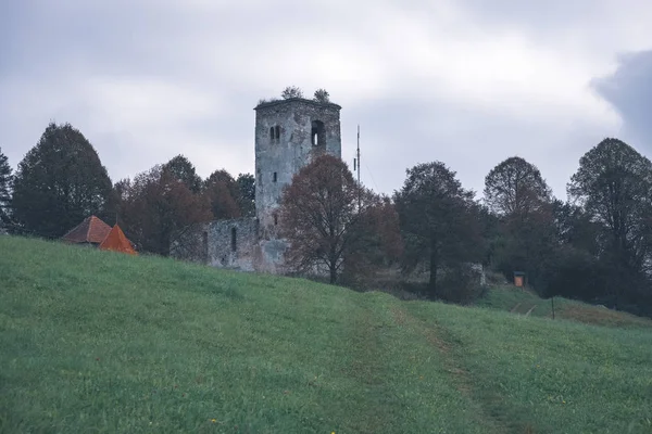 Ruinerna Övergivna Gamla Kyrkan Med Rött Tegel Och Sten Början — Stockfoto