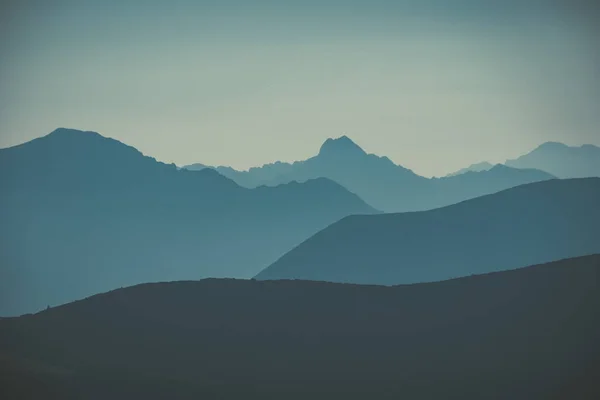 Zachodnich Karpat Szczyty Gór Jesienią Pokryte Mgłą Olejową Lub Chmury — Zdjęcie stockowe