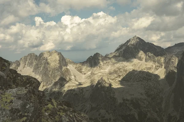 Slovakya'daki Tatra Dağları Rocky keskin dağ başında bulutlar ve sis