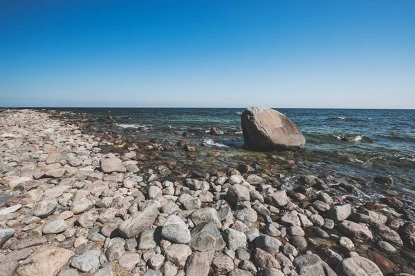 Stenig Strand Solig Dag — Stockfoto