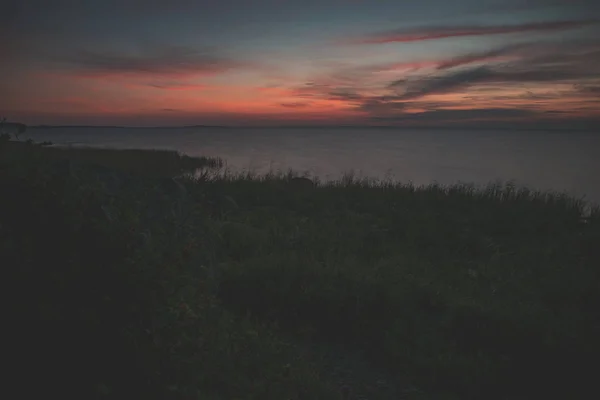 Dramático Nascer Sol Sobre Mar Báltico Com Praia Rochosa Árvores — Fotografia de Stock