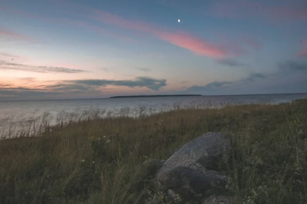 Драматичні Схід Сонця Над Балтійського Моря Кам Янистий Пляж Дерев — стокове фото