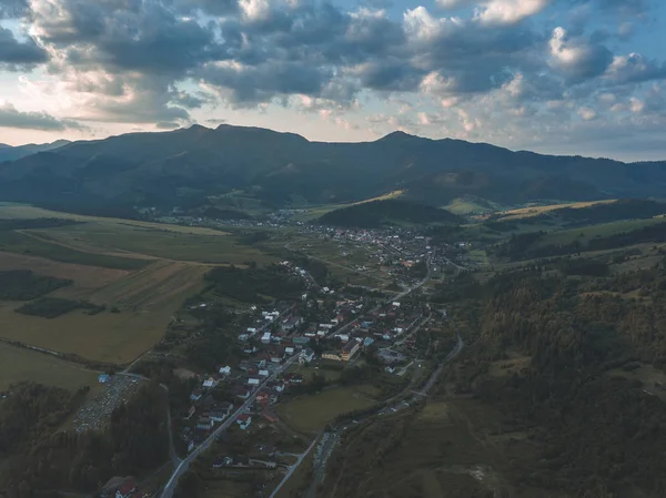 斯洛伐克农村山区鸟瞰图 Habovka 的村庄 — 图库照片