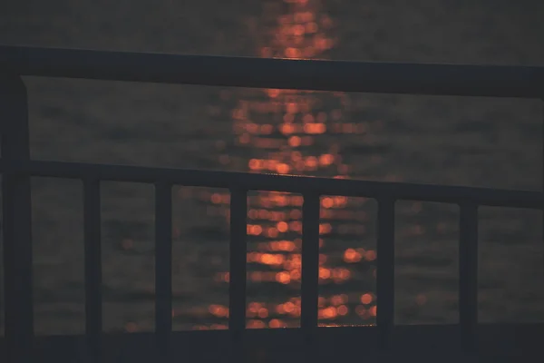 劇的な赤い日の出船ロープや金属製の手すりを通して見たバルト海 — ストック写真