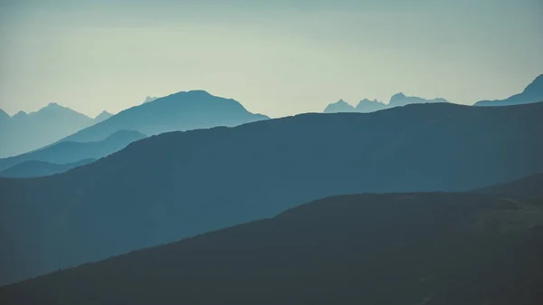 Westelijke Karpaten Bergtoppen Herfst Vallen Nevel Wolken — Stockfoto