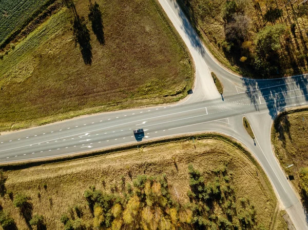 Vista Aérea Del Cruce Tráfico Campo Otoño Con Largas Sombras — Foto de Stock