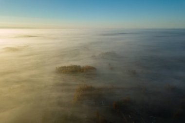 Sis kapağı, Letonya yukarıda güneş halo ile kırsal bölgenin havadan görünümü