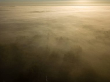 Sis kapağı, Letonya yukarıda güneş halo ile kırsal bölgenin havadan görünümü