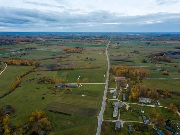 Luftaufnahme Der Landschaft Schotterstraße Mit Herbstlich Gefärbten Feldern Und Wald — Stockfoto