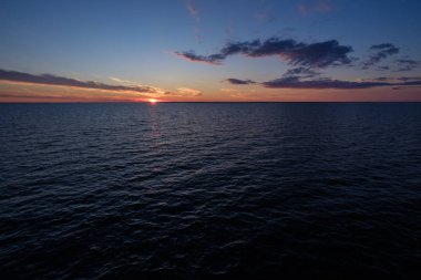Denizin içinde renkli dramatik gündoğumu. feribotta görüntüleyin. Yaz aylarında Baltık Denizi