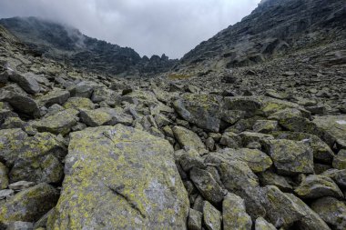 Rysy en yüksek dağ sis kaplı. Sonbahar yokuş üzerinde kayalık yürüyüş parkurları. Slovakya ve Polonya sınırı