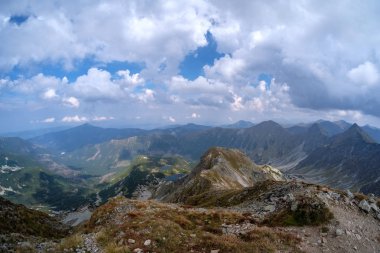 dağ panorama Banikov tepe Slovakça Tatra Dağları rocky manzara ile üst ve gölgeler yürüyüşçü fırtına bulutları yaklaşıyor ile parlak gün