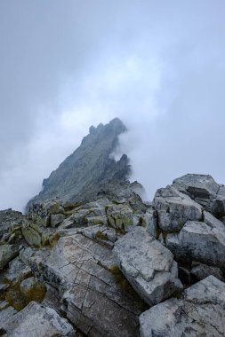 Rysy en yüksek dağ sis kaplı. Sonbahar yokuş üzerinde kayalık yürüyüş parkurları. Slovakya ve Polonya sınırı