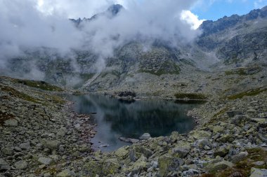 Rysy en yüksek dağ sis kaplı. Sonbahar yokuş üzerinde kayalık yürüyüş parkurları. Slovakya ve Polonya sınırı