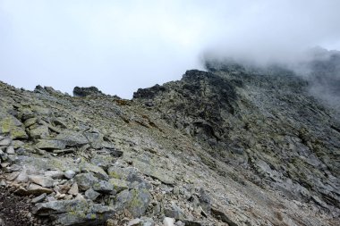 Rysy en yüksek dağ sis kaplı. Sonbahar yokuş üzerinde kayalık yürüyüş parkurları. Slovakya ve Polonya sınırı