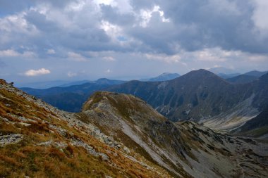 dağ panorama Banikov tepe Slovakça Tatra Dağları rocky manzara ile üst ve gölgeler bulutlu günde yaklaşan fırtına bulutları ile parlak günde yürüyüşçü