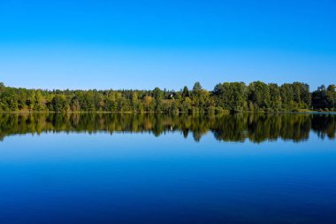 Doğa yansımalar göl veya nehir kırsal su temizleyin. sonbahar renkleri