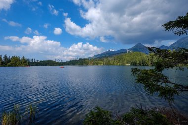 Sonbahar Doğa yansıma içinde göl, Strbske Pleso ağaçları ve dağlarla çevrili Slovakya