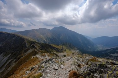 dağ panorama Banikov tepe Slovakça Tatra Dağları rocky manzara ile üst ve gölgeler bulutlu günde yaklaşan fırtına bulutları ile parlak günde yürüyüşçü