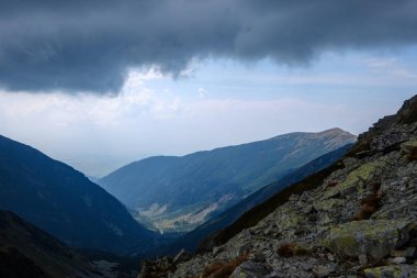 dağ panorama Banikov tepe Slovakça Tatra Dağları rocky manzara ile üst ve gölgeler bulutlu günde yaklaşan fırtına bulutları ile parlak günde yürüyüşçü