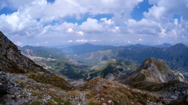 dağ panorama Banikov tepe Slovakça Tatra Dağları rocky manzara ile üst ve gölgeler yürüyüşçü fırtına bulutları yaklaşıyor ile parlak gün