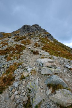 dağ panorama Banikov tepe Slovakça Tatra Dağları rocky manzara ile üst ve gölgeler bulutlu günde yaklaşan fırtına bulutları ile parlak günde yürüyüşçü