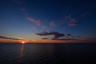 Denizin içinde renkli dramatik gündoğumu. feribotta görüntüleyin. Yaz aylarında Baltık Denizi
