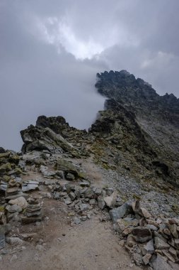 Rysy en yüksek dağ sis kaplı. Sonbahar yokuş üzerinde kayalık yürüyüş parkurları. Slovakya ve Polonya sınırı
