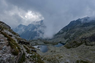 Rysy en yüksek dağ sis kaplı. Sonbahar yokuş üzerinde kayalık yürüyüş parkurları. Slovakya ve Polonya sınırı