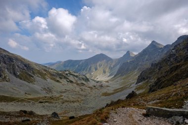 dağ panorama Banikov tepe Slovakça Tatra Dağları rocky manzara ile üst ve gölgeler bulutlu günde yaklaşan fırtına bulutları ile parlak günde yürüyüşçü