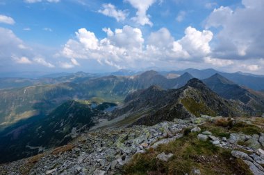 dağ panorama Banikov tepe Slovakça Tatra Dağları rocky manzara ile üst ve gölgeler yürüyüşçü fırtına bulutları yaklaşıyor ile parlak gün