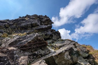 dağ panorama Banikov tepe Slovakça Tatra Dağları rocky manzara ile üst ve gölgeler yürüyüşçü fırtına bulutları yaklaşıyor ile parlak gün