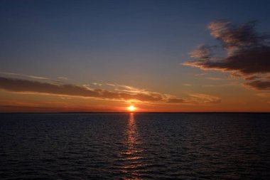 Denizin içinde renkli dramatik gündoğumu. feribotta görüntüleyin. Yaz aylarında Baltık Denizi