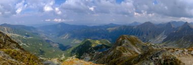 dağ panorama Banikov tepe Slovakça Tatra Dağları rocky manzara ile üst ve gölgeler yürüyüşçü fırtına bulutları yaklaşıyor ile parlak gün