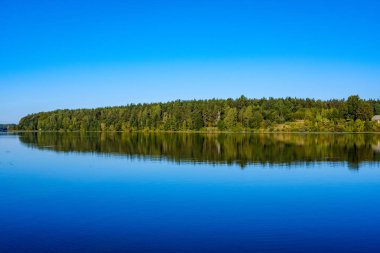 Doğa yansımalar göl veya nehir kırsal su temizleyin. sonbahar renkleri