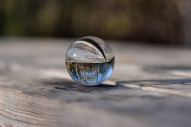 lensball çevresinde doğa yansıtan Güz. insan eli ambarda renkler sonbahar