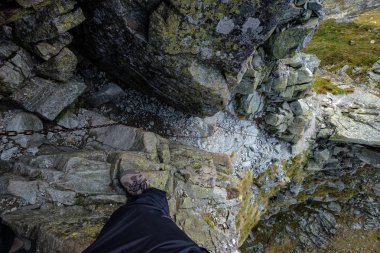 dağ panorama Banikov tepe Slovakça Tatra Dağları rocky manzara ile üst ve gölgeler yürüyüşçü fırtına bulutları yaklaşıyor ile parlak gün