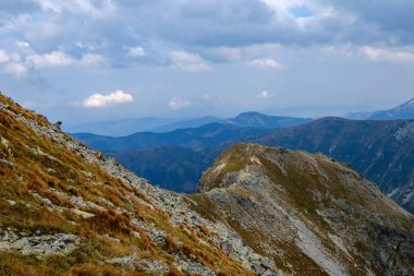 dağ panorama Banikov tepe Slovakça Tatra Dağları rocky manzara ile üst ve gölgeler bulutlu günde yaklaşan fırtına bulutları ile parlak günde yürüyüşçü