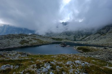 Rysy en yüksek dağ sis kaplı. Sonbahar yokuş üzerinde kayalık yürüyüş parkurları. Slovakya ve Polonya sınırı