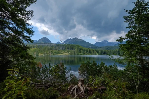Reflexión Natural Otoño Lago Strbske Pleso Eslovaquia Rodeado Árboles Montañas — Foto de Stock
