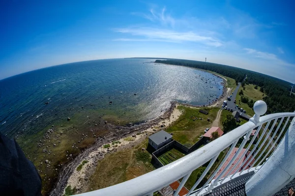 在晴朗的白天 从灯塔与白色铁轨在爱沙尼亚萨列马岛岛的鱼眼镜头视图 — 图库照片