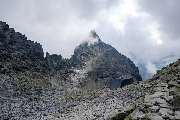 Pico Montanha Rysy Coberto Névoa Subida Outono Trilhas Pedregosas Fronteira — Fotografia de Stock