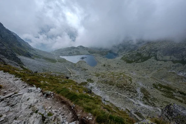 Horský Vrchol Rysy Uvedených Mlze Podzimní Výstup Skalnatý Turistických Stezek — Stock fotografie