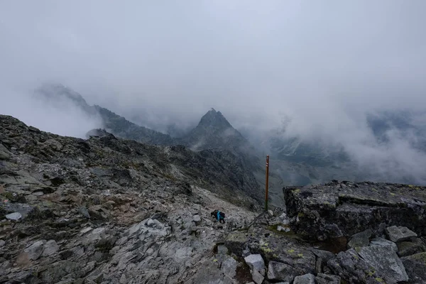 Peak Rysy Mountain Covered Mist Autumn Ascent Rocky Hiking Trails — Stock Photo, Image